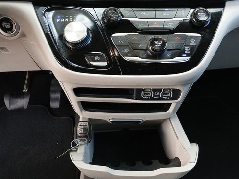 Used 2024 Chrysler Pacifica Touring-L image 14