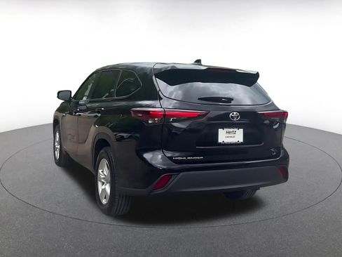 Used 2025 Toyota Highlander LE FWD image 11