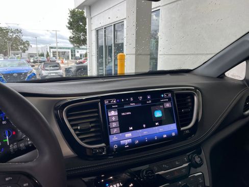 Used 2025 Chrysler Pacifica Limited image 18