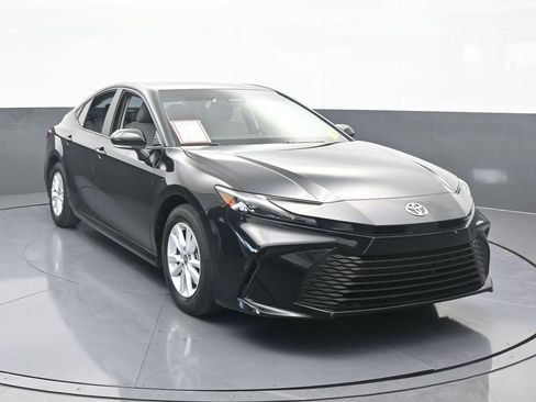 Used 2025 Toyota Camry LE image 9