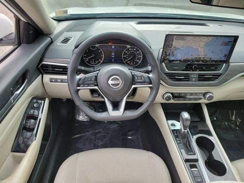 Used 2023 Nissan Altima 2.5 SV w/ SV Premium Package image 15