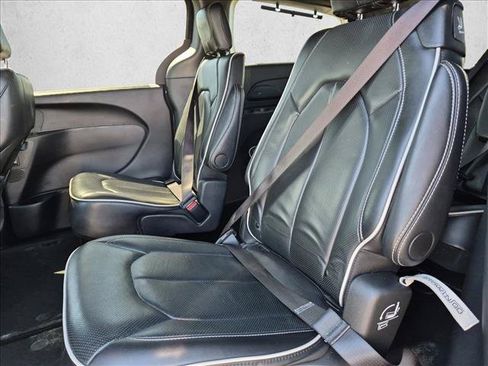 Used 2025 Chrysler Pacifica Limited FWD image 12