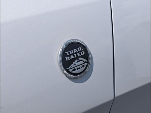 Used 2020 Jeep Grand Cherokee Overland AWD/4WD image 9