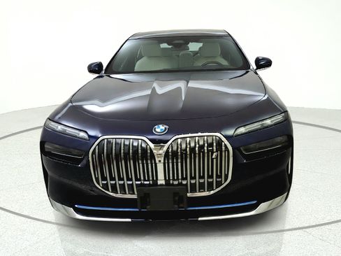 Used 2023 BMW i7 xDrive60 w/ Executive Package 2 AWD/4WD image 2