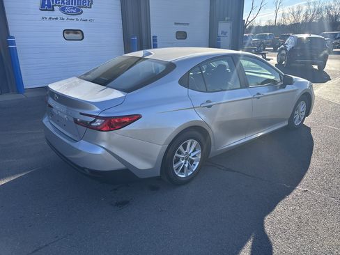 Used 2025 Toyota Camry LE image 3