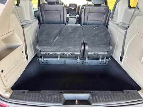 Used 2014 Chrysler Town & Country Touring FWD image 22
