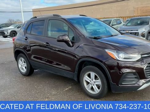 Used 2022 Chevrolet Trax LT w/ LT Convenience Package image 2