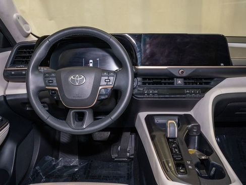 Used 2023 Toyota Crown Limited image 2