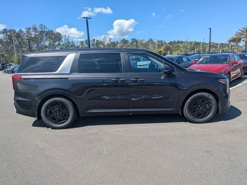 New 2026 Kia Carnival FWD image 2