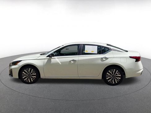 Used 2025 Nissan Altima 2.5 SV FWD image 7