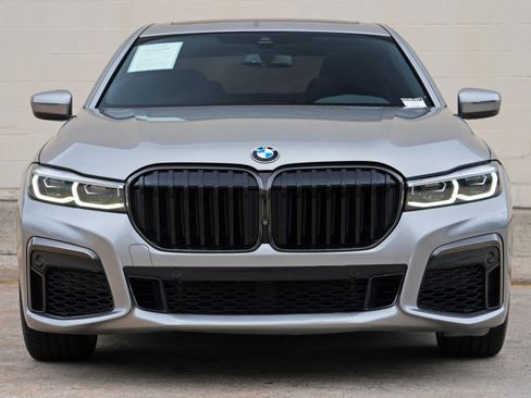 Used 2022 BMW 740i w/ M Sport Package RWD image 7