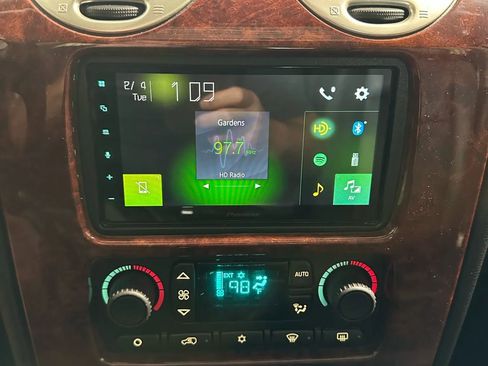 Used 2009 GMC Envoy Denali w/ Sun And 6-Disc Cd Package image 32