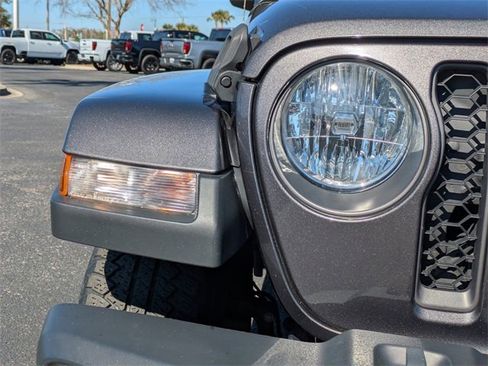 Used 2020 Jeep Gladiator Sport image 10