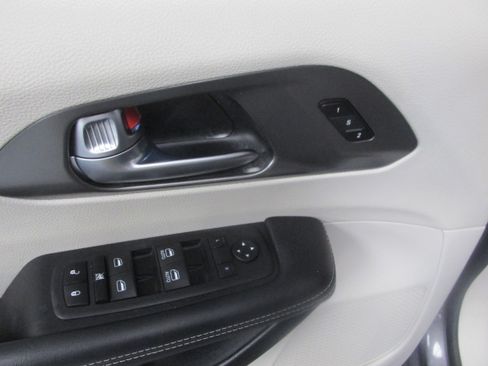 Used 2023 Chrysler Pacifica Touring-L FWD image 30