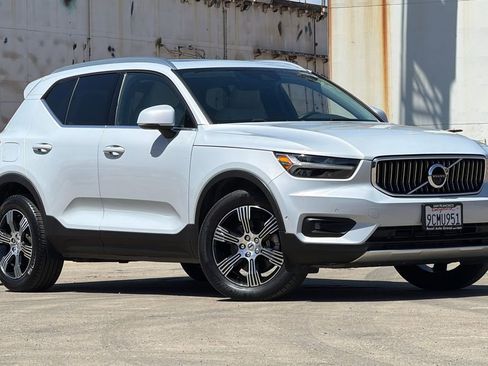 Certified 2022 Volvo XC40 T5 Inscription w/ Advanced Package AWD/4WD image 1