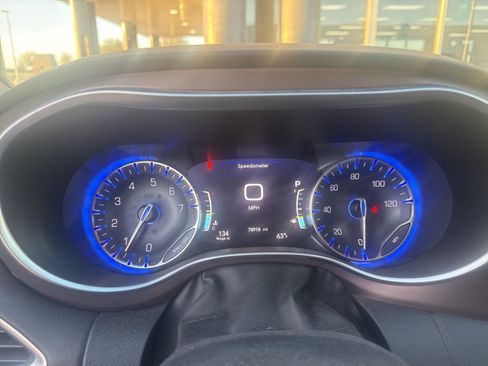 Used 2017 Chrysler Pacifica Touring-L Plus w/ Tire & Wheel Group image 7