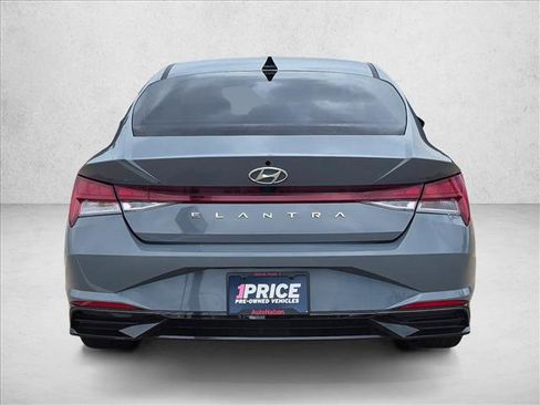 Used 2022 Hyundai Elantra SEL w/ Convenience + Premium Package FWD image 5