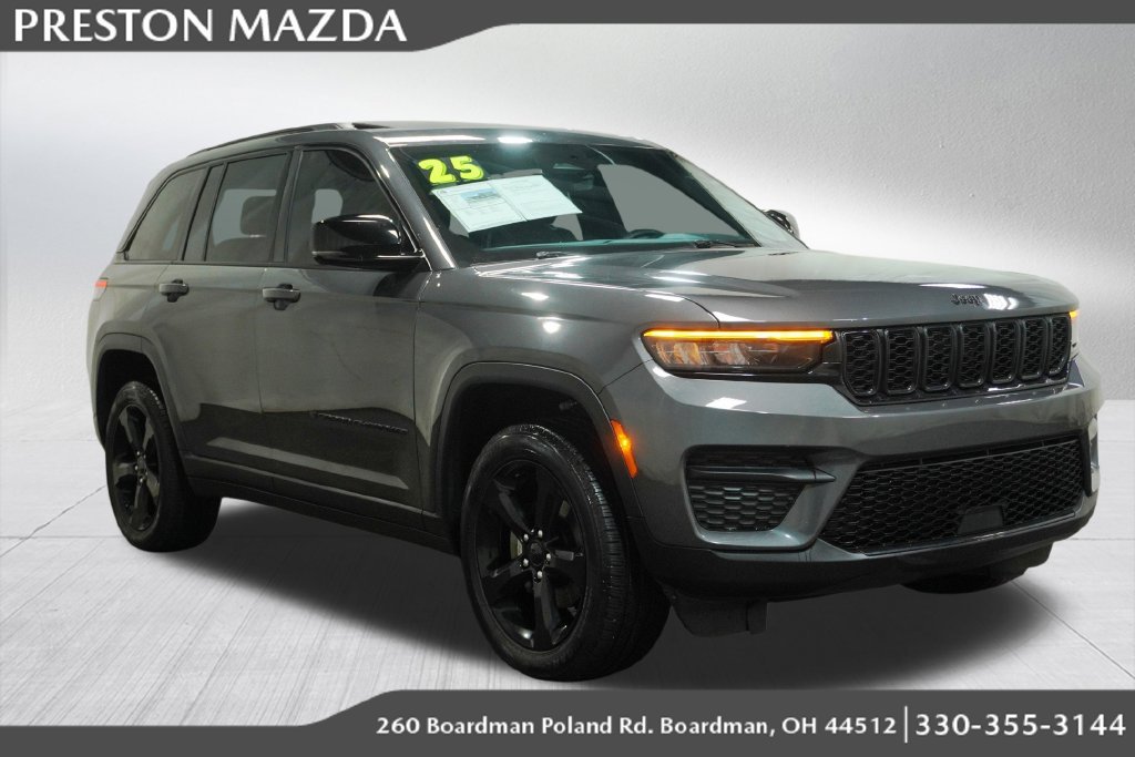 Used 2025 Jeep Grand Cherokee Altitude AWD/4WD image 1