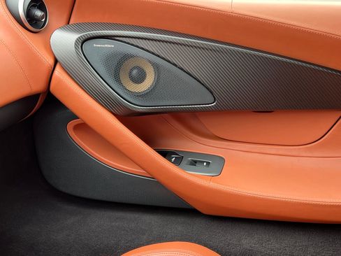 Used 2016 McLaren 570S Coupe RWD image 21
