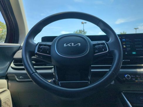 Used 2025 Kia Carnival FWD image 23