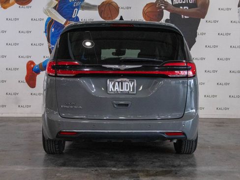 Used 2023 Chrysler Pacifica Touring-L image 22