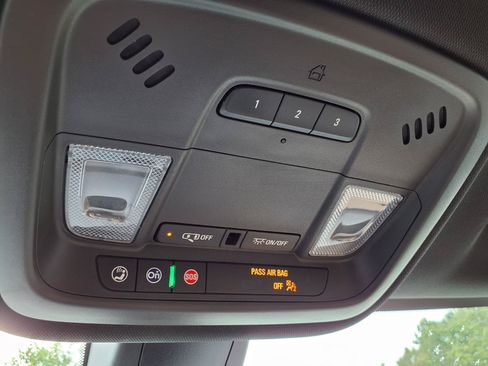 Used 2023 Chevrolet Traverse Premier AWD/4WD image 22
