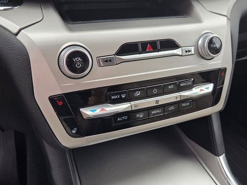 Used 2022 Ford Explorer XLT w/ Equipment Group 202A image 21