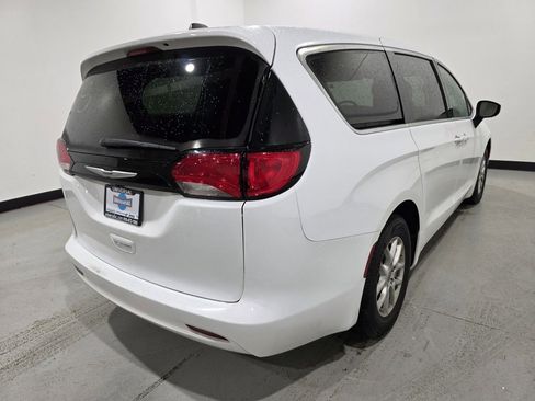 Used 2022 Chrysler Voyager LX image 4