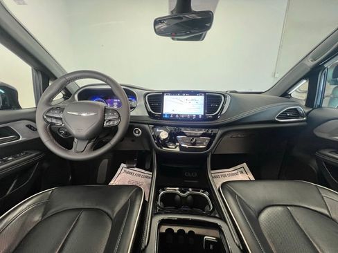 Used 2025 Chrysler Pacifica Limited image 12