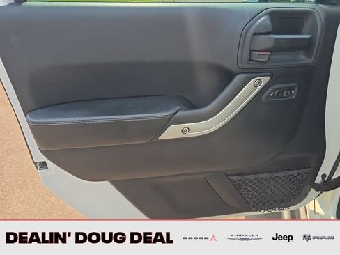Used 2015 Jeep Wrangler Unlimited Rubicon AWD/4WD image 11