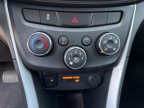 Used 2022 Chevrolet Trax LT w/ LT Convenience Package image 23