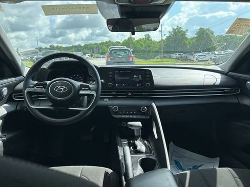 Used 2023 Hyundai Elantra SEL FWD image 5