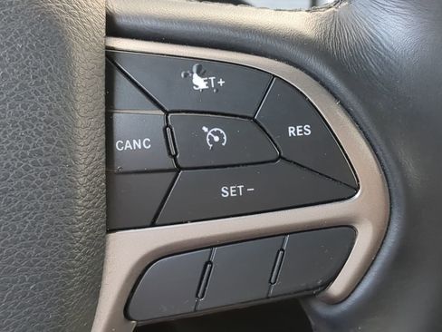 Used 2019 Jeep Grand Cherokee Laredo image 25