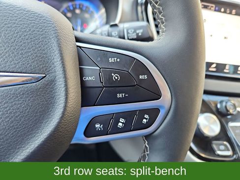 Used 2023 Chrysler Pacifica Touring-L image 12