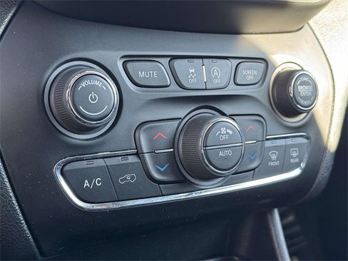 Used 2022 Jeep Cherokee Latitude Lux w/ Sun & Sound Group image 4