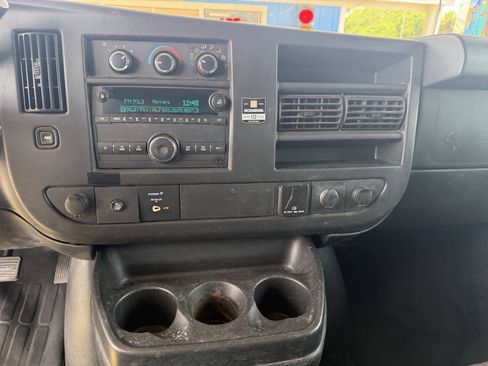 Used 2017 Chevrolet Express 2500 RWD image 17
