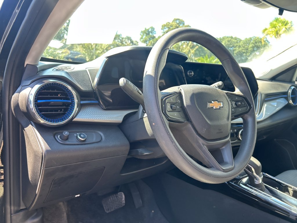 Used 2025 Chevrolet Trax LT FWD image 10