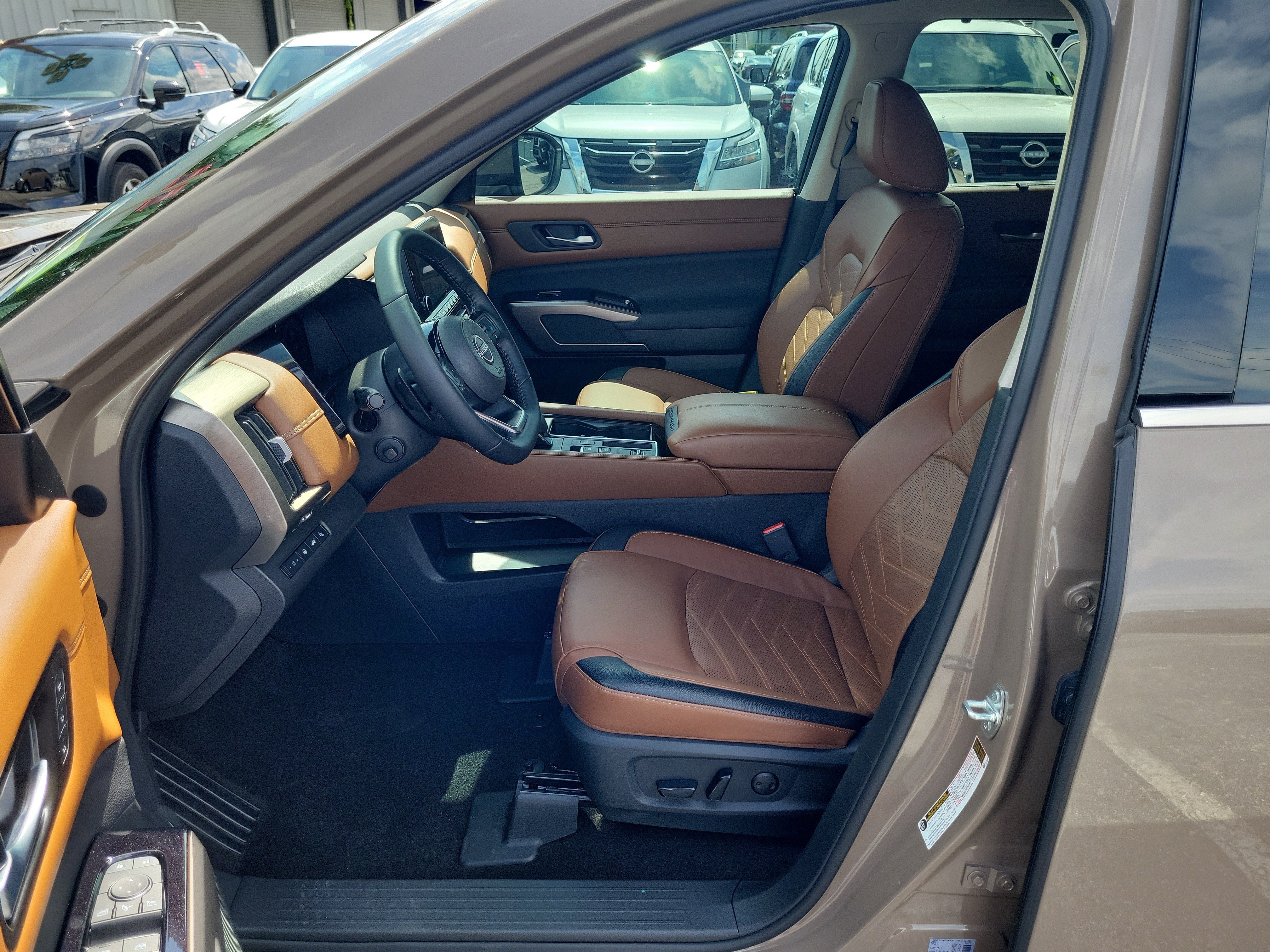 Certified 2024 Nissan Pathfinder Platinum w/ Black Appearance Package FWD image 13
