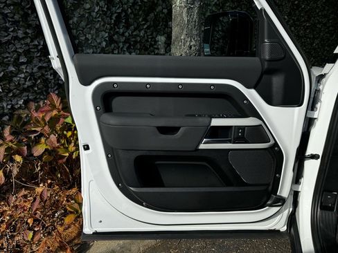 Used 2023 Land Rover Defender 110 S image 8