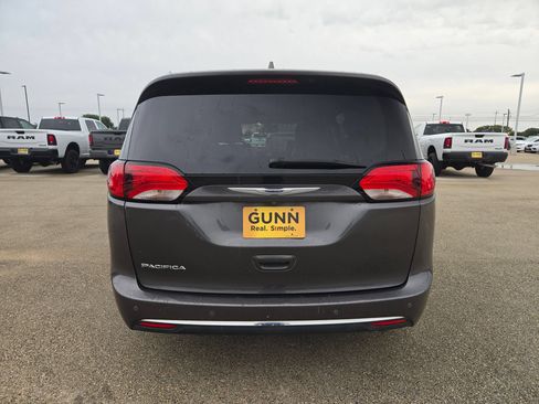Used 2020 Chrysler Pacifica Touring-L Plus FWD image 4