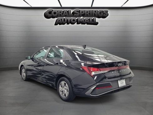 Used 2025 Hyundai Elantra SE FWD image 4