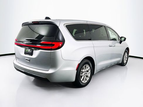 Used 2024 Chrysler Pacifica Touring-L image 9