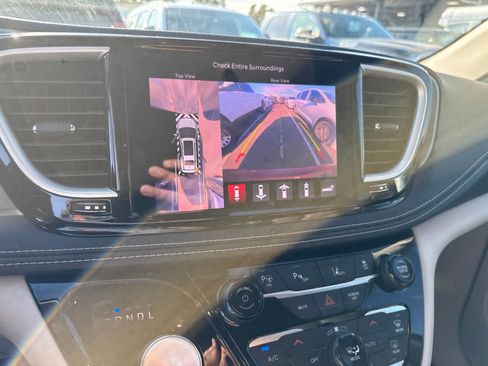 Used 2023 Chrysler Pacifica Touring-L FWD image 25