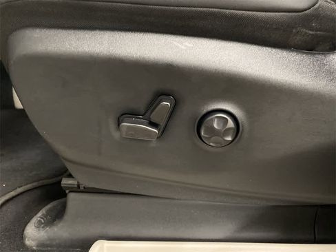 Used 2024 Chrysler Pacifica Touring-L image 14