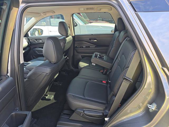 Used 2025 Nissan Pathfinder SL FWD image 16