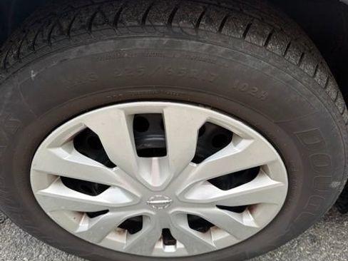 Used 2017 Nissan Rogue S w/ S Appearance Package FWD image 3