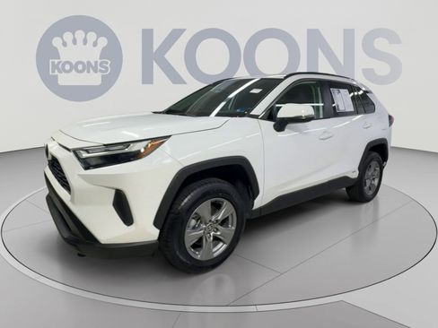 Used 2025 Toyota RAV4 LE AWD/4WD image 5