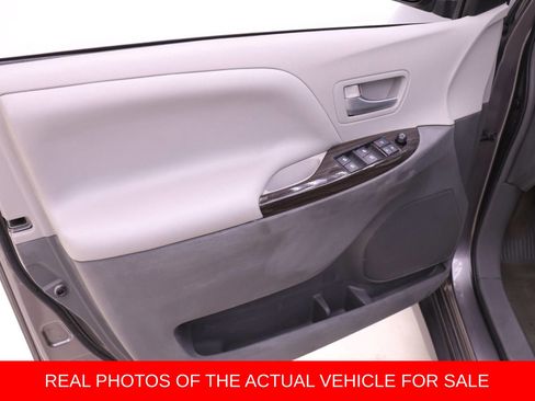 Used 2019 Toyota Sienna XLE image 7