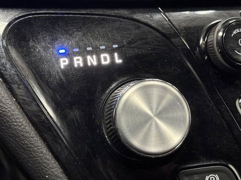 Used 2023 Chrysler Pacifica Limited w/ Uconnect Theater Family Group image 23