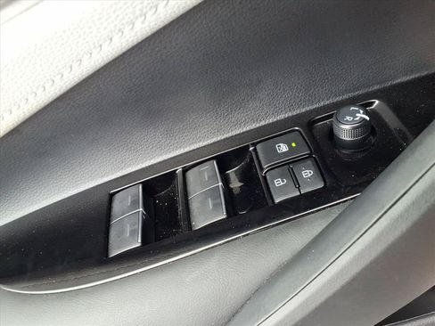 Used 2025 Toyota Corolla SE w/ SE Package FWD image 17